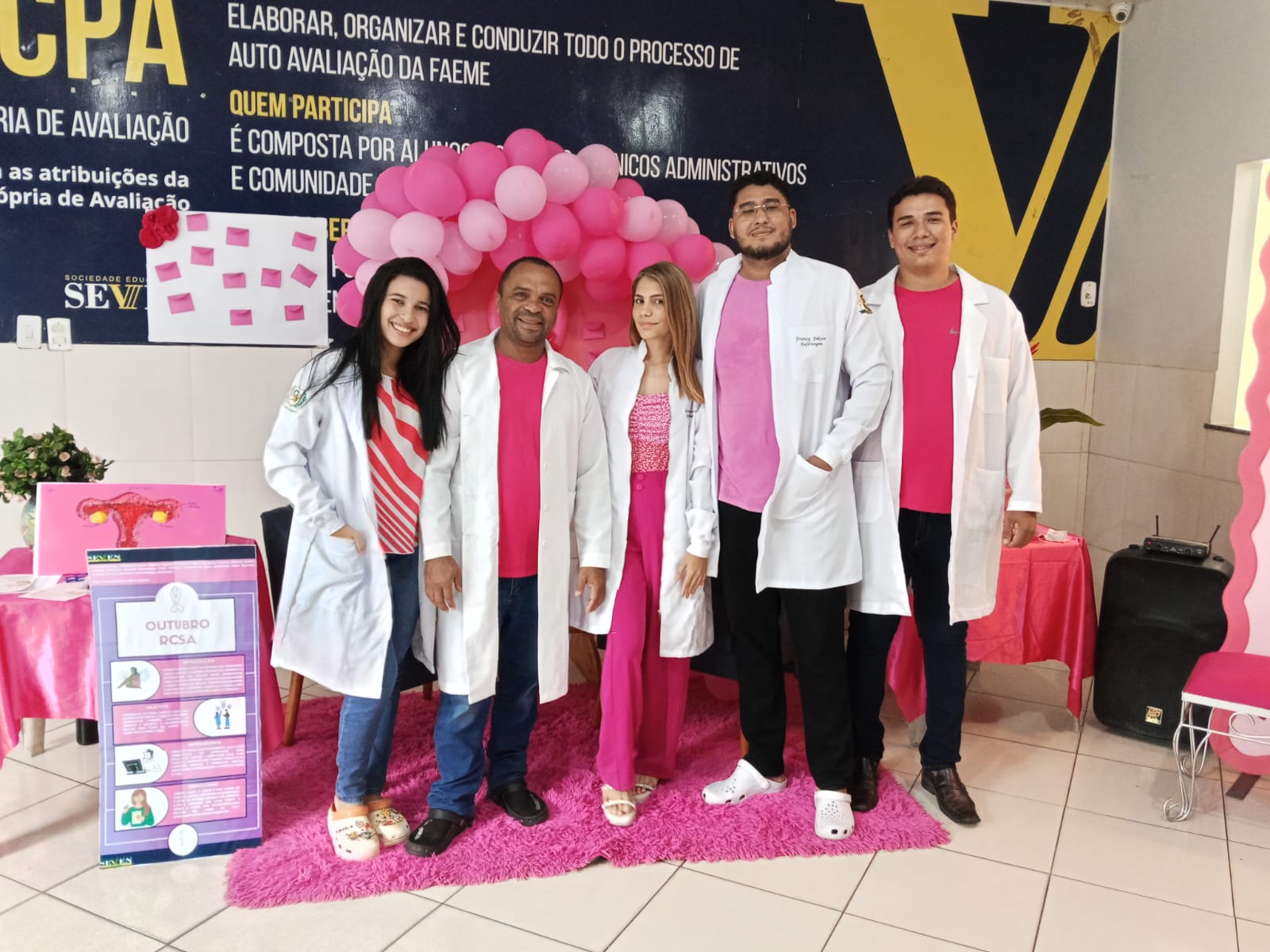 Outubro Rosa: Acadêmicos de Enfermagem promovem conscientização na Escola SEVEN