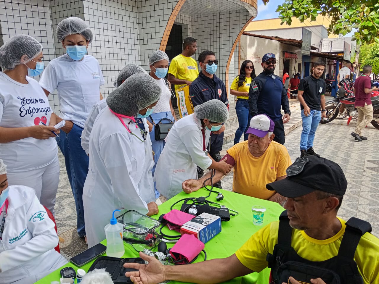 Acadêmicos do Grupo Educacional Seven participam de Blitz Educativa "Trânsito Consciente"